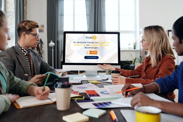 personen-unterhalten-sich-und -schauen-auf-desktop