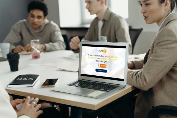 personen-unterhalten-sich-mit-laptop